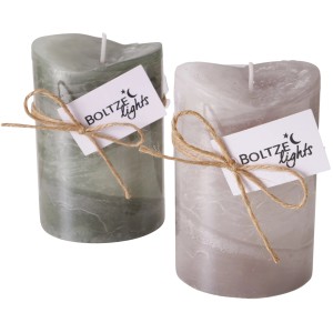 Boltze Stumpenkerzen Gradienta, 2-fach sortiert in Beige und Hellgrün, mit Kordel und Etikett.