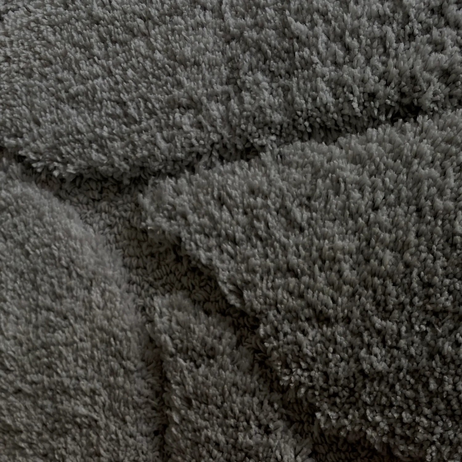 Detailaufnahme: Karat Badematte Maris, dunkelgrauer Badvorleger mit Blattstruktur, 80x150 cm.