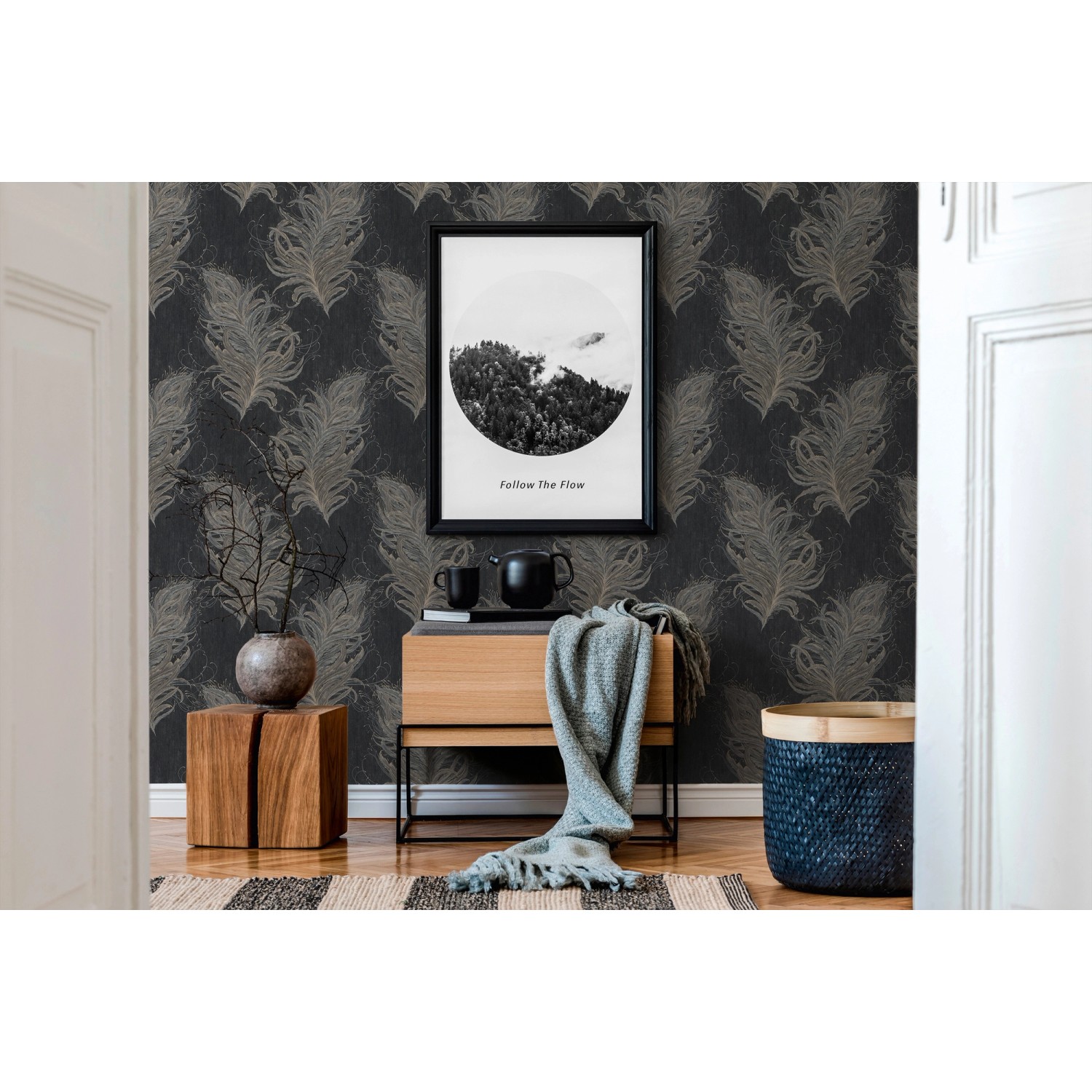 Nahaufnahme der schwarzen Vliestapete mit goldenem Federmuster im Raum.