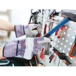 Arbeitshandschuhe Gr. 10 mit Streifenmuster und Werkzeug im Hintergrund.