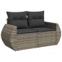 Graue 2-Sitzer Garten-Sofagarnitur aus Polyrattan mit dunklen Kissen. Ideal für Terrasse und Garten.