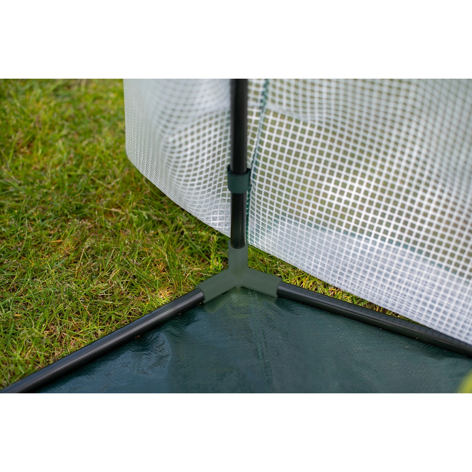 Detailaufnahme: Westmann Überwinterungszelt Minze, Stahlrahmen, Folie, Erdanker.