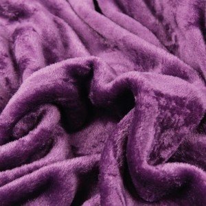 Nahaufnahme der violetten Bestlivings Kuscheldecke Celina, weich und einladend.
