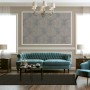 Wohnraum mit Barock Vliestapete in Beige und Blau. Dekorative Tapete im Vintage-Stil.