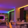 Wohnraum mit Paulmann LED-Strip RGBW SimpLED, der farbige Lichtakzente setzt.