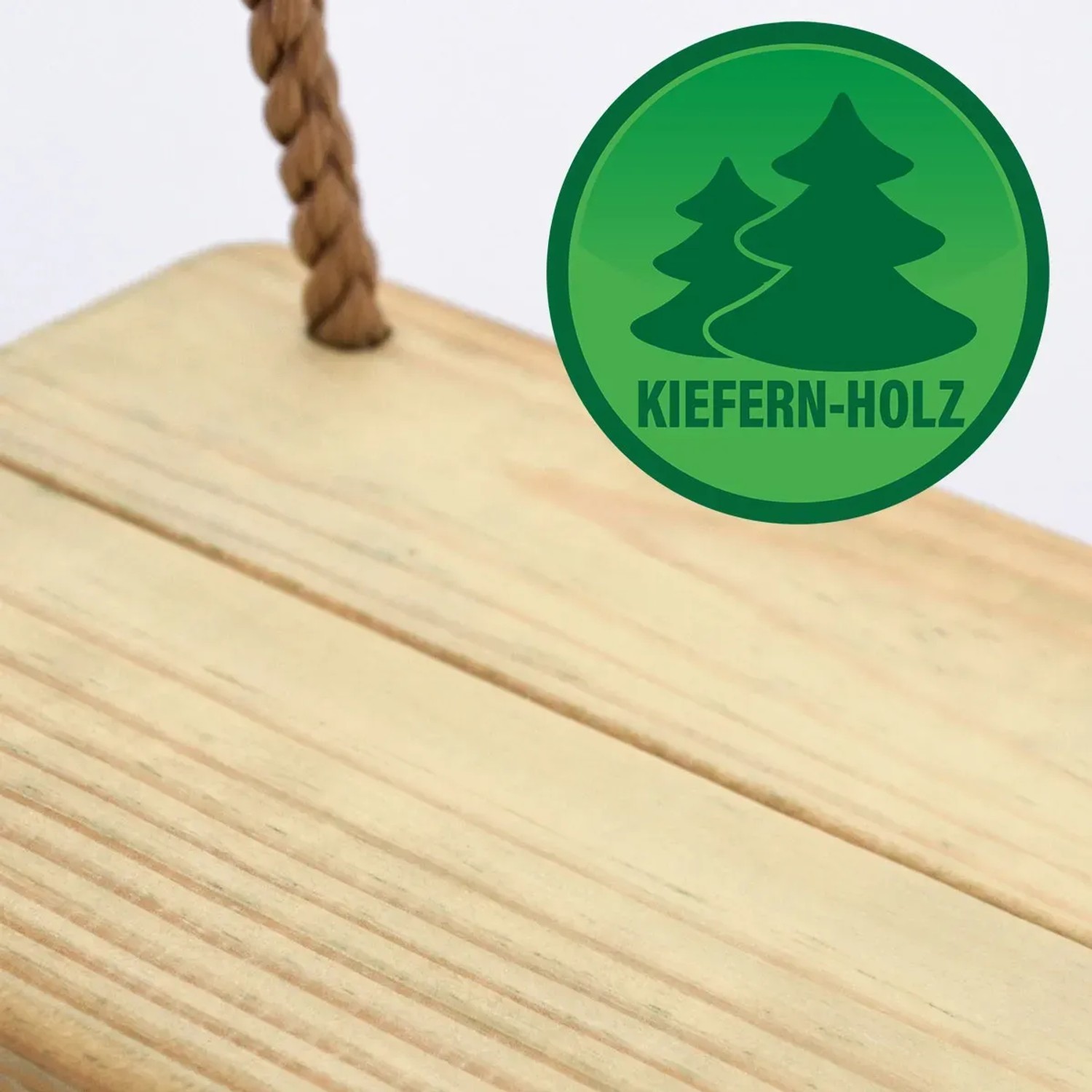 Detailaufnahme der LittleTom Brettschaukel aus Kiefernholz mit Seil und grünem Logo.