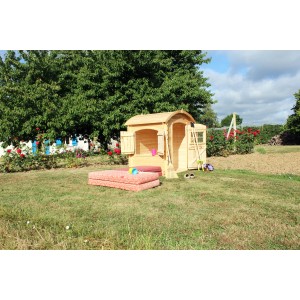 Naturfarbenes Kinderspielhaus Patty mit Runddach im Garten, 133x108x145 cm.