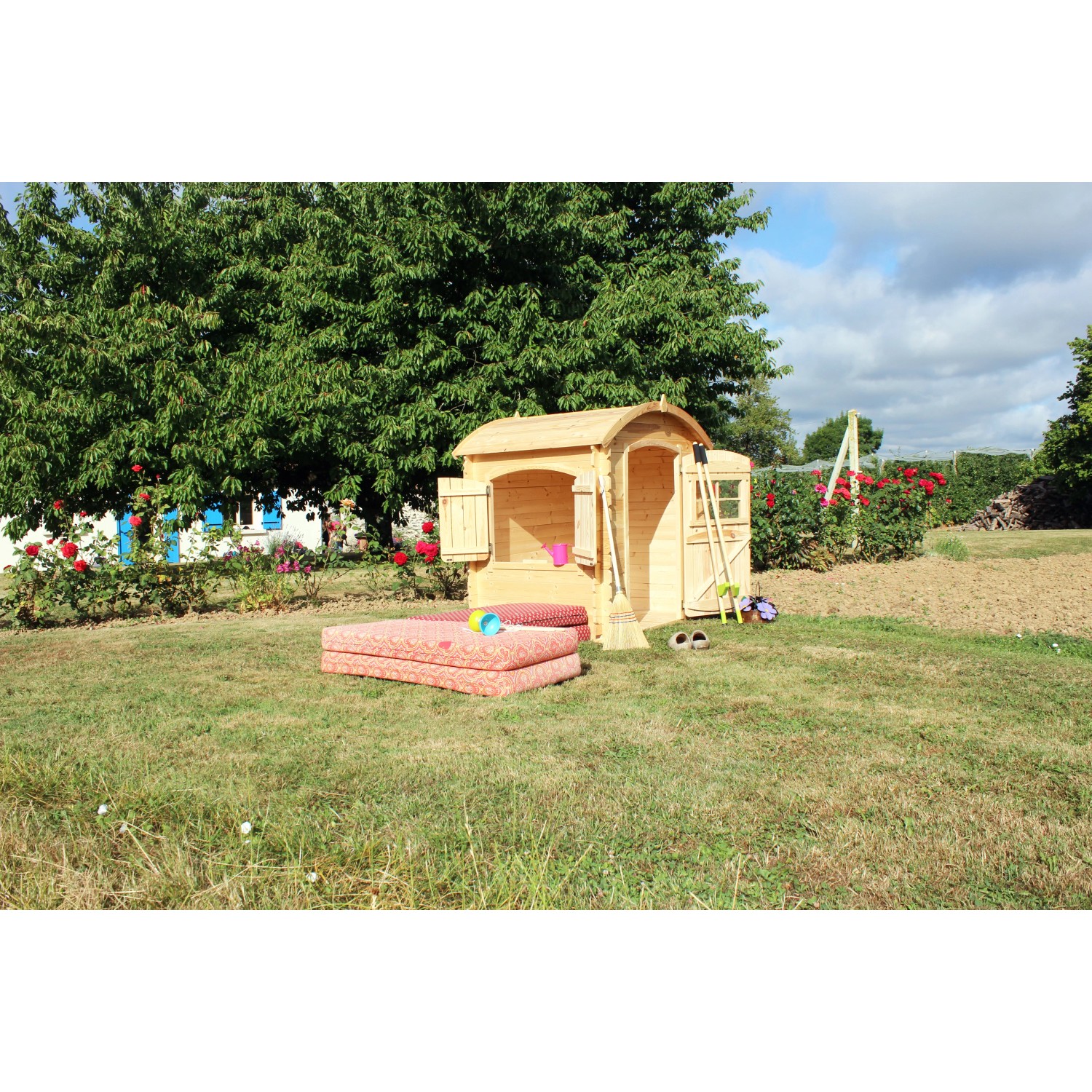 Naturfarbenes Kinderspielhaus Patty mit Runddach im Garten, 133x108x145 cm.