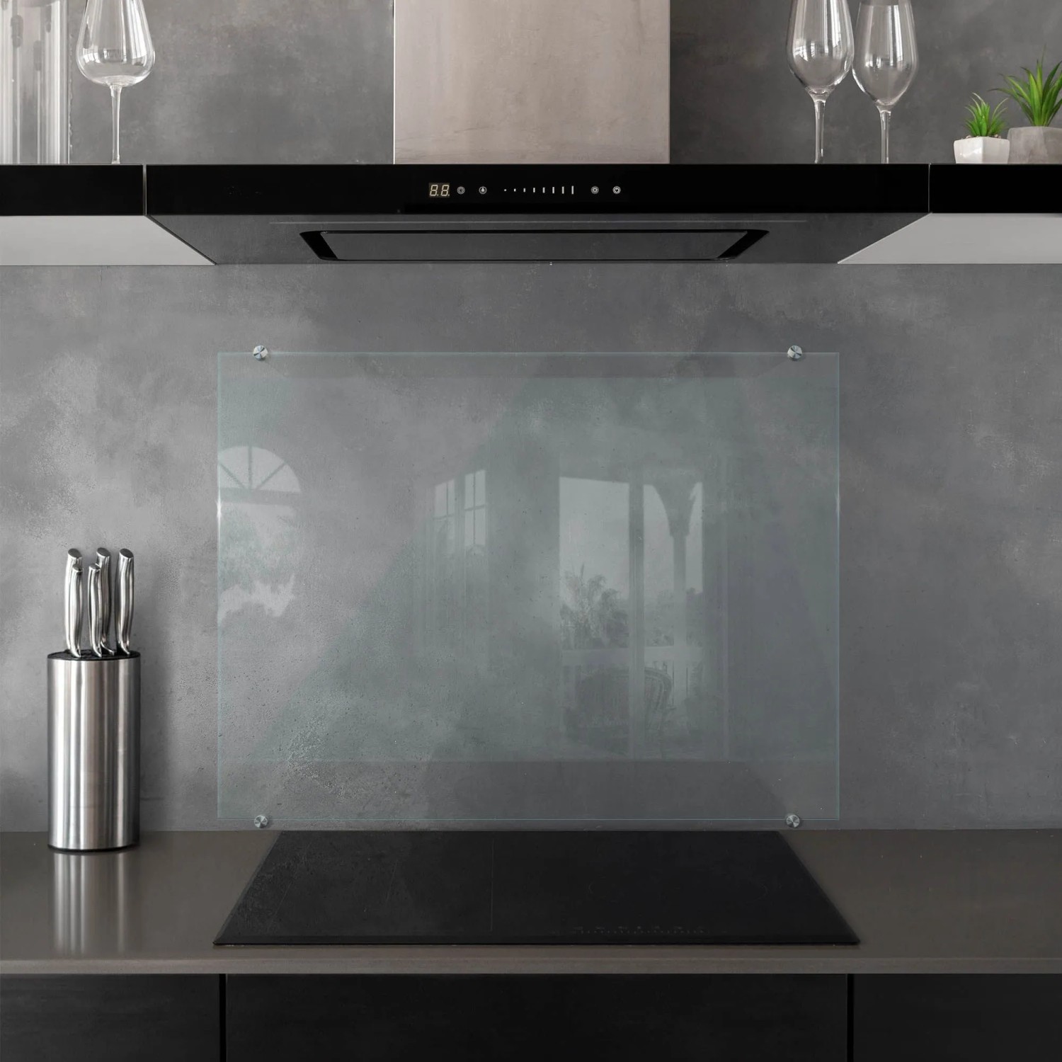Transparente Tulup Küchenrückwand aus Glas (80x60 cm) als Spritzschutz hinter dem Kochfeld.