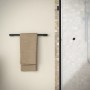 Schwarzer ML-Design Handtuchhalter (62 cm) zur Wandmontage ohne Bohren mit Handtuch.