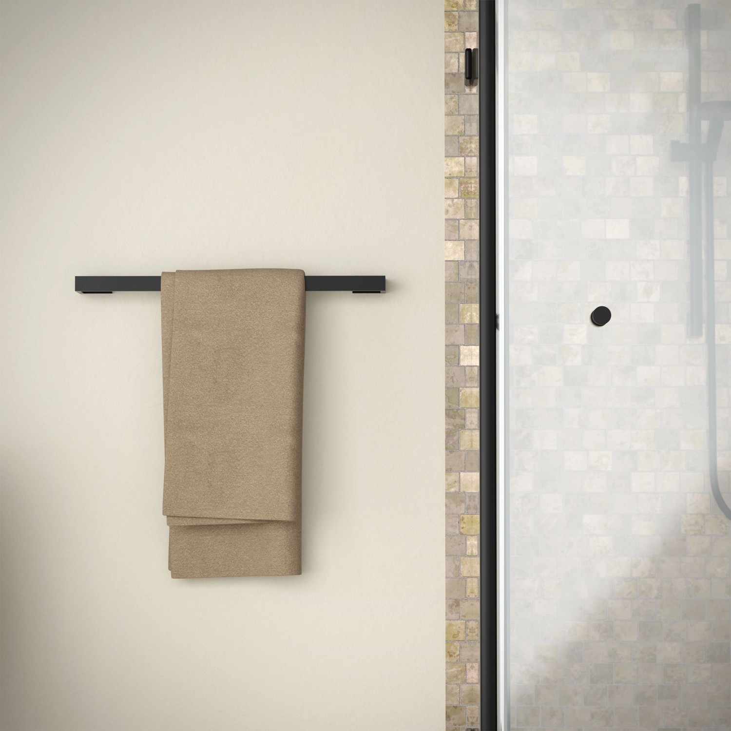 Schwarzer ML-Design Handtuchhalter (62 cm) zur Wandmontage ohne Bohren mit Handtuch.