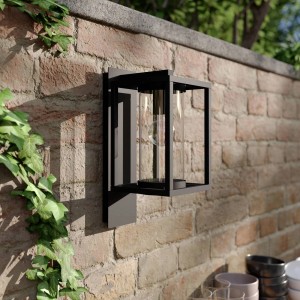 Moderne schwarze Lucande Außenwandleuchte Ferda aus Aluminium mit Glasdiffusor an Backsteinwand.