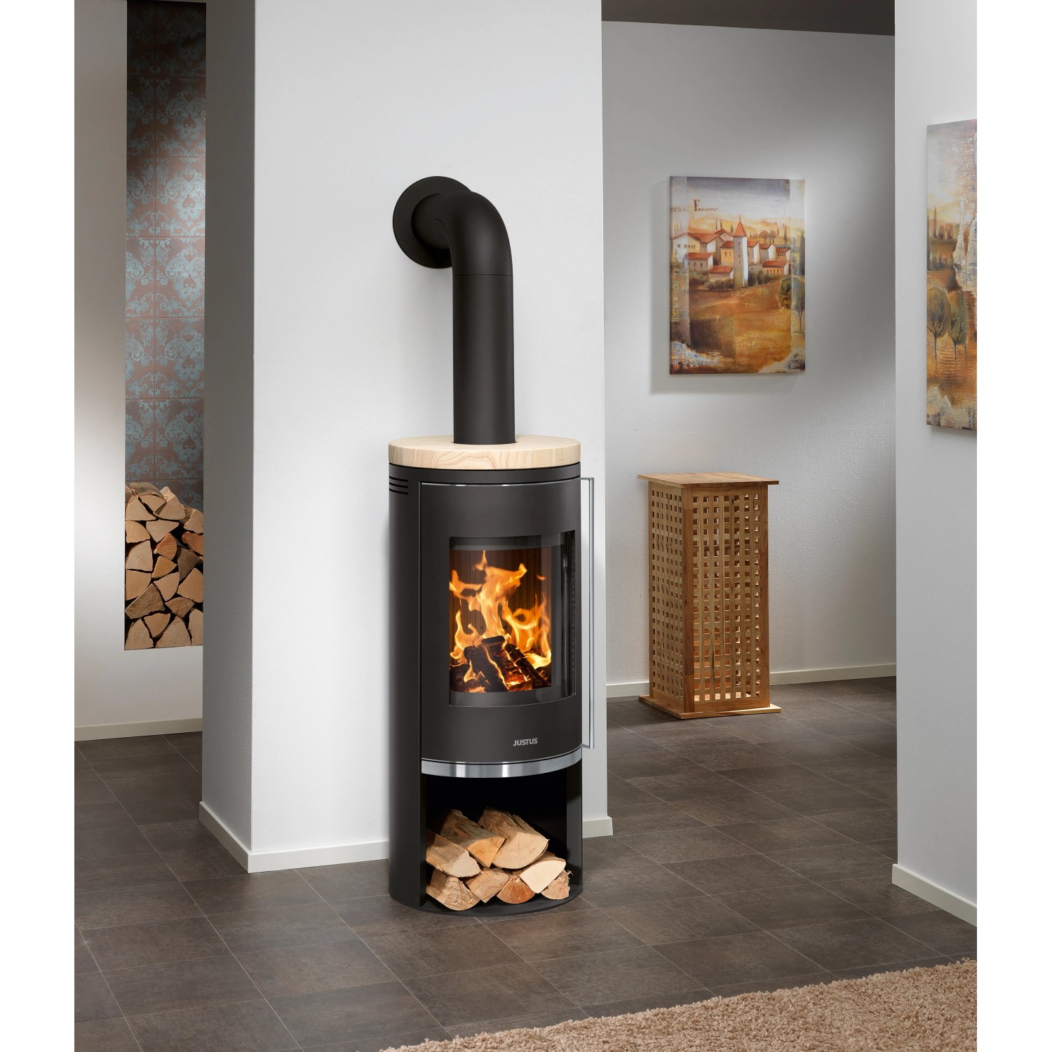 Justus Kaminofen Faro 2.0, Stahl schwarz/Sandstein beige, 6 kW, mit Holz im Stauraum.