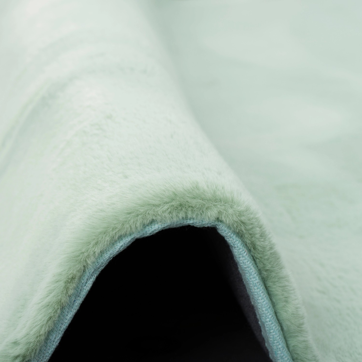 Detailaufnahme: Mintgrüner Pergamon Luxus Fellteppich (120x170cm), super soft und flauschig.
