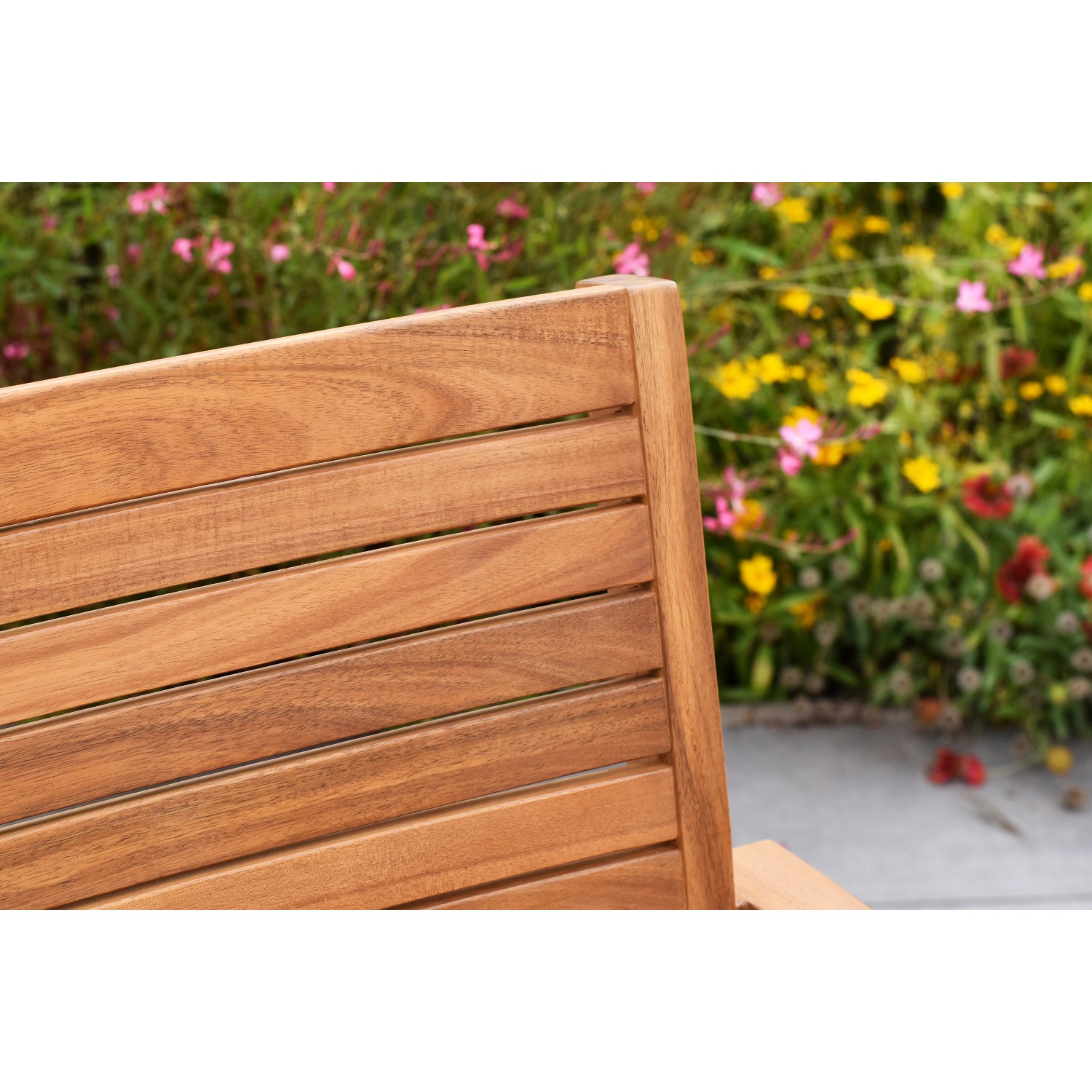 Detailansicht: Rückenlehne des Merxx Batavia Stapelsessels aus Akazienholz. Gartenmöbel-Set.