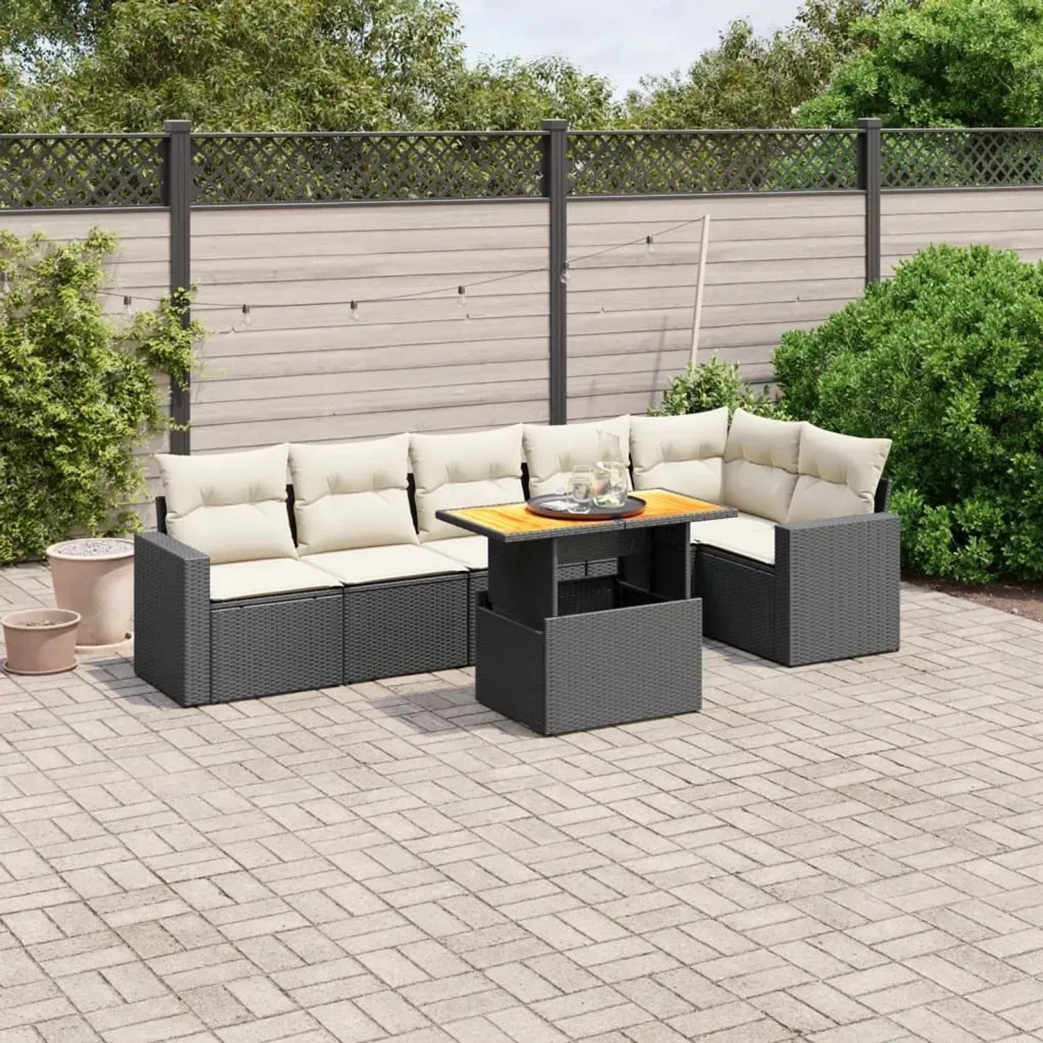 Schwarze 7-tlg. vidaXL Garten-Sofagarnitur aus Poly Rattan mit cremefarbenen Kissen und höhenverstellbarem Tisch.