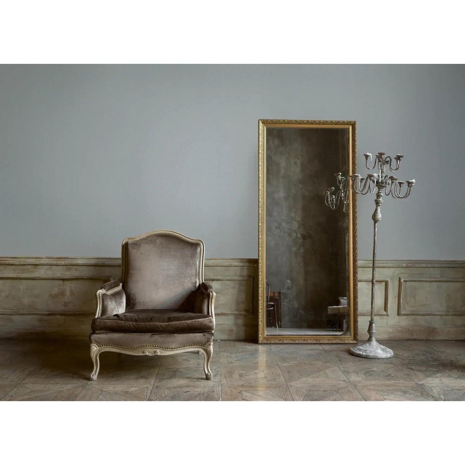 Graue Vliestapete Uni FSC®, passend zu elegantem Sessel und Spiegel im Jugendstil.