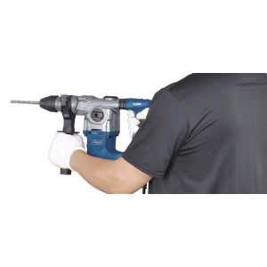 Scheppach Bohrhammer DH1300Plus in Aktion, mit Tiefenanschlag und Koffer.