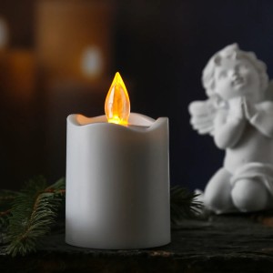Weiße LED Grabkerze mit flackerndem Licht und Dämmerungssensor, 9,5cm hoch.