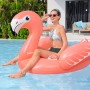 Frau auf großem, pinken Bestway Schwimmtier Flamenco im Pool.