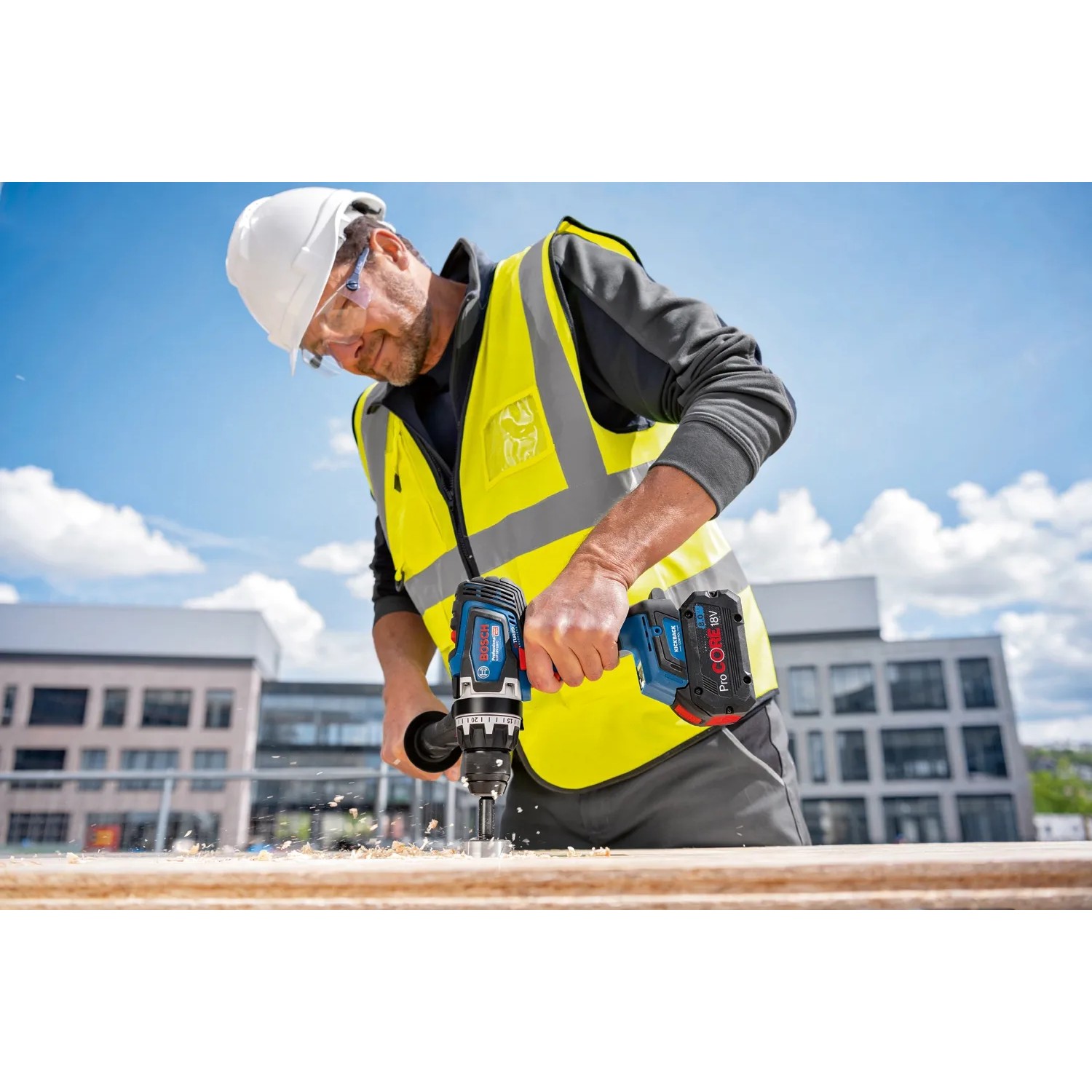 Bosch Professional GSR 18V-150 C Akku-Bohrschrauber im Einsatz beim Bohren in Holz.