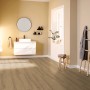 Verlegter Egger Laminatboden NatureSense Eiche Dunkel im Badezimmer mit Dusche und Waschtisch.
