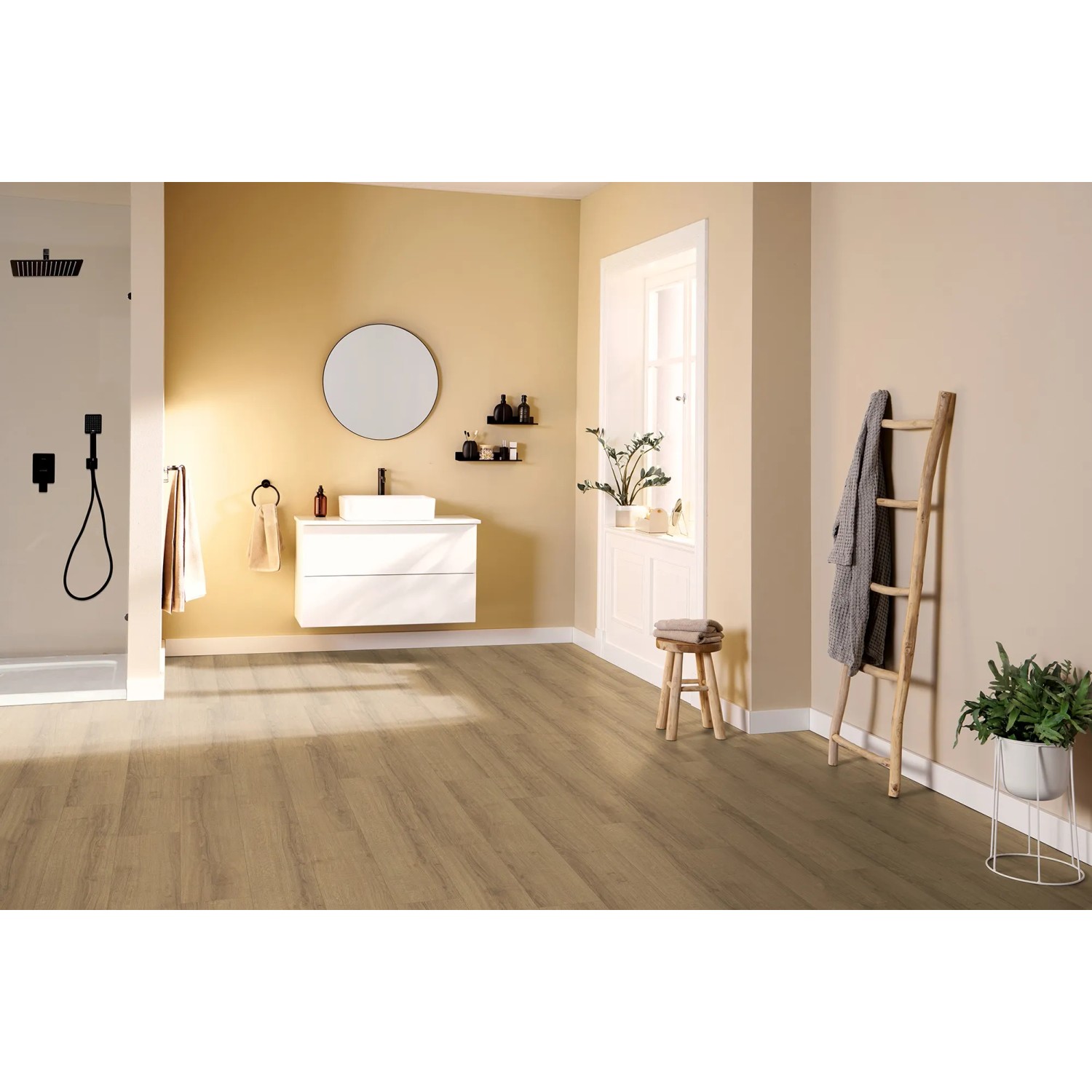Verlegter Egger Laminatboden NatureSense Eiche Dunkel im Badezimmer mit Dusche und Waschtisch.