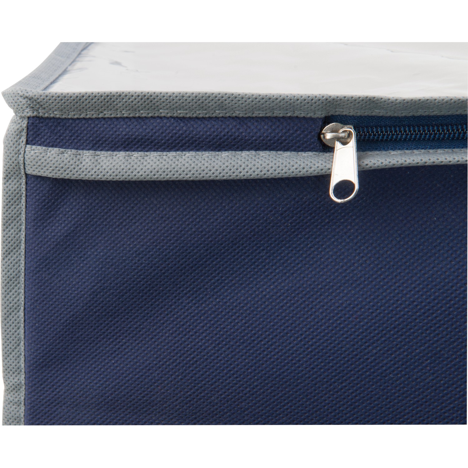 Detailaufnahme: Blaue Aufbewahrungstasche M aus Vliesstoff mit Reißverschluss und Sichtfenster.