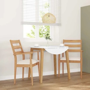 Zwei Esszimmerstühle aus hellem Gummibaum-Massivholz mit beigen Kissen an einem Tisch. Zeitloses Design für Esszimmer.