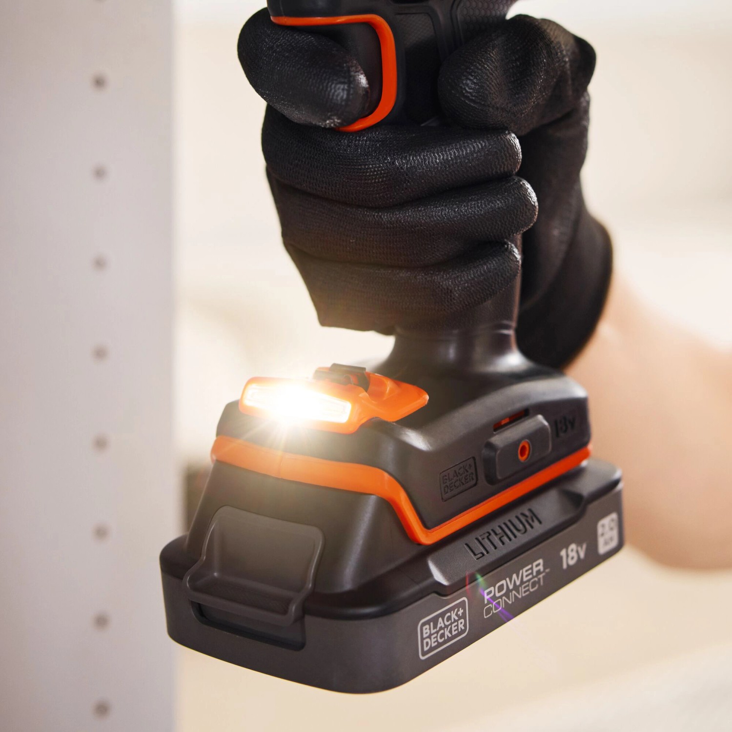 Black+Decker Akku-Schlagbohrschrauber BCD383 18V mit LED-Licht in Aktion.