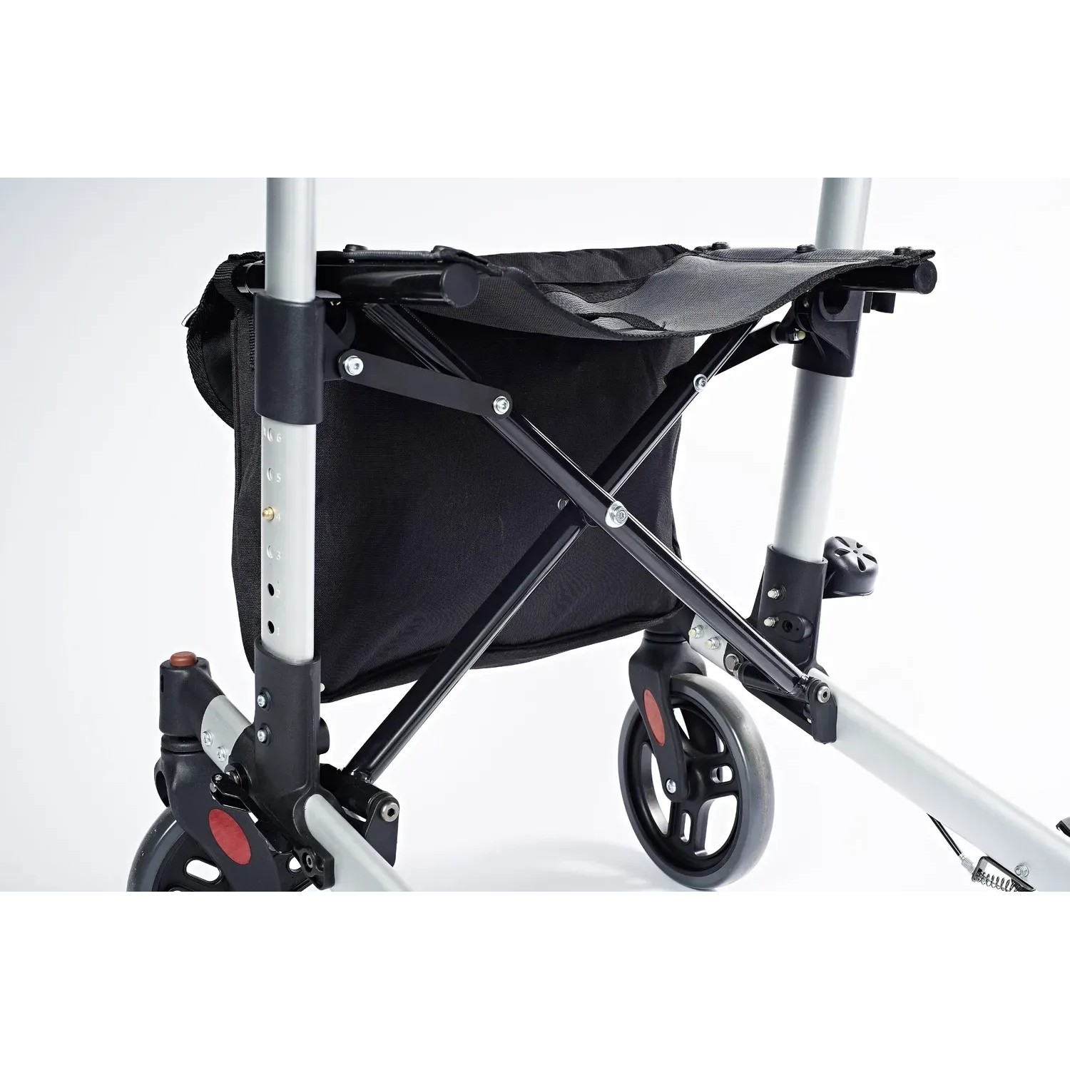 Detailansicht: Schwarzer Ridder Rollator Premium mit Sitzfläche und Einkaufstasche.