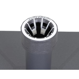 Detailaufnahme: Anthrazitfarbener Siena Garden Schirmständer mit Supergrip-Halterung.