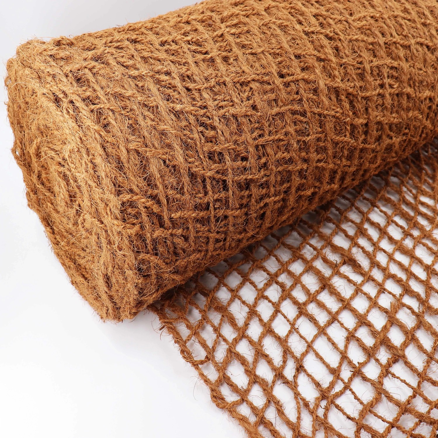 Aufgerollte, braune Aquagart Kokosmatte (1m breit, 450g) für Teichfolie und Böschungsschutz.