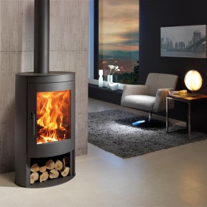 Panadero Oval Kaminofen aus Stahl, schwarz metallic, mit Holzscheiten und brennendem Feuer.