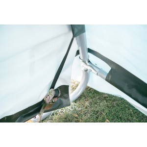 Detailaufnahme ShelterLogic Garage: Stahlrahmen, grüne Plane und Zurrgurt zur Befestigung.