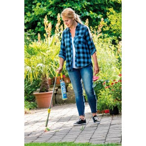 Frau benutzt Gloria Thermoflamm bio Classic Plus Unkrautbrenner mit Gaskartusche im Garten.