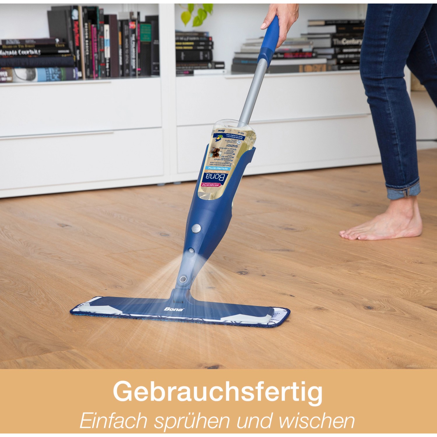 Bona Spray Mop mit Reiniger für geölte Böden in Anwendung. Reinigt und pflegt Parkett.