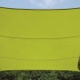 Limegrünes Perel Viereck-Sonnensegel, 500x500 cm, gespannt im Garten.