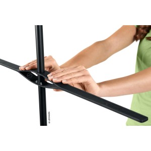 Lechuza Trio 30 Rankgitter: Schwarzes Kunststoff-Gitter wird an einer Rankhilfe befestigt.