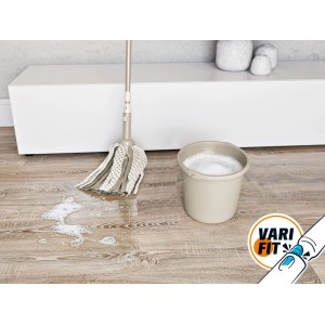 OBI Varifit Wischmopp-Set mit Teleskopstiel und Mikrofaser-Moppkopf reinigt Holzboden. Eimer mit Seifenwasser.