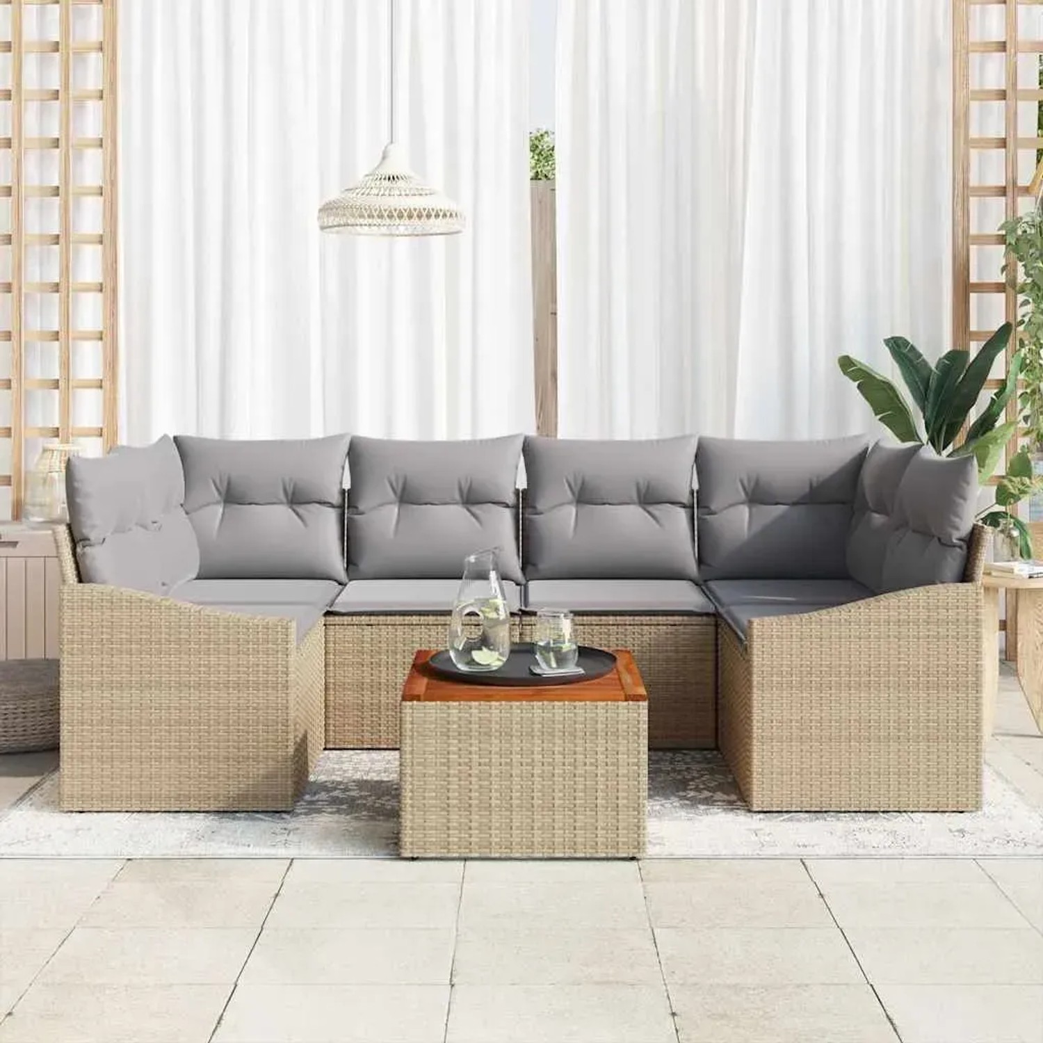 7-tlg. Garten-Sofa-Set aus Rattan und Akazie mit beigen Kissen.