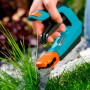 Gardena Comfort Grasschere mit drehbarer Klinge im Einsatz beim Rasenkantenschnitt.