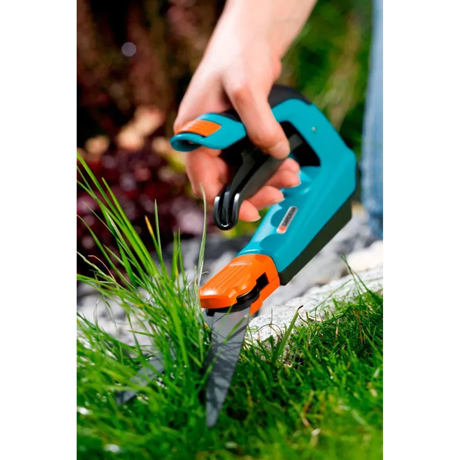 Gardena Comfort Grasschere mit drehbarer Klinge im Einsatz beim Rasenkantenschnitt.