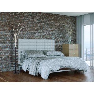 Schwarze Globo LED-Stehlampe 'Bizzy' im modernen Design neben einem Bett in einem Schlafzimmer.