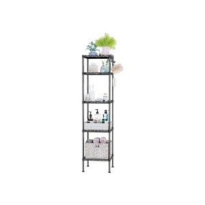 Schwarzes Songmics Standregal mit 5 Ablagen, transparenten Platten und Badutensilien.