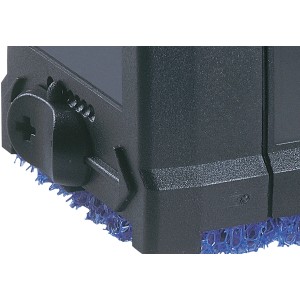 Detailaufnahme: Oase Aquarius Universal 440 Wasserspielpumpe, schwarzes Gehäuse, blaue Filterschwämme.