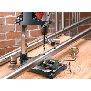 kwb Metallbohrer 5,5 mm bohrt Edelstahl mit einer Tischbohrmaschine.
