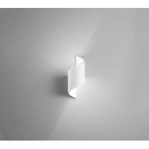Weiße, spiralförmige Eco-Light Wandleuchte Cepheus für indirekte Beleuchtung.