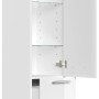 Posseik Hochschrank, 120 cm, Weiß Hochglanz, mit Glaseinlagen und offenen Tür.