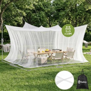 Weißes Sekey Moskitonetz 500x300x250 cm aus Mesh über Esstisch im Garten. Großes Fliegennetz für Pavillon, Camping.